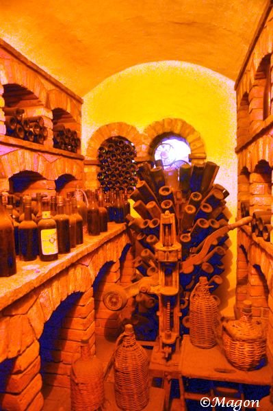 Кладовая винодельни Castello Di Amorosa: кирпичные арки и вертикальные бочки